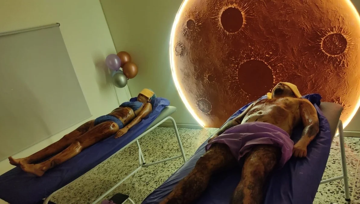 Sala de tratamientos de Aqualuna Provenza, con pared lunar iluminada.